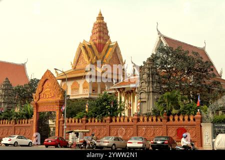 Wat Ounalom, a Buddhist temple in Phnom Penh, Cambodia. Stock Photo