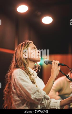 Copenhagen, Denmark. 11th, December 2024. The American singer, songwriter and musician Lydia Luce performs a live concert at Ideal Bar in Copenhagen. Stock Photo