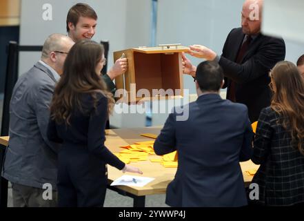 Erfurt, Germany. 12th Dec, 2024. The ballot box is emptied for the vote count. CDU politician Voigt is elected as the new Minister President and leads Germany's first blackberry coalition. Credit: Bodo Schackow/dpa/Alamy Live News Stock Photo