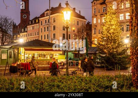Vorweihnachtliche Stimmung am Wiener Platz, die Lichter des Christbaums leuchten in den Abendhimmel, München, Dezember 2024 Deutschland, München, Dezember 2024, weihnachtliche Stimmung am Wiener Platz, die Lichter des Christbaums leuchten in den Abendhimmel, Markt am Wiener Platz in Haidhausen, Weihnachtszeit, Adventszeit, Winter, Bayern, bayerisch, *** Pre-Christmas atmosphere at Wiener Platz, the lights of the Christmas tree shine into the evening sky, Munich, December 2024 Germany, Munich, December 2024, Christmas atmosphere at Wiener Platz, the lights of the Christmas tree shine into the e Stock Photo