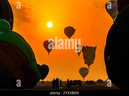 QATAR BALLOON FESTIVAL 2024 People watch as hot air balloons take off at sunrise during the Qatar Balloon Festival 2024 in Doha,Qatar on December 13, 2024. The 5th Edition of Qatar Balloon Festival held here from Dec. 12 to 22, and more than 50 Participants are participating the Festival DOHA Qatar Copyright: xNOUSHADx Stock Photo