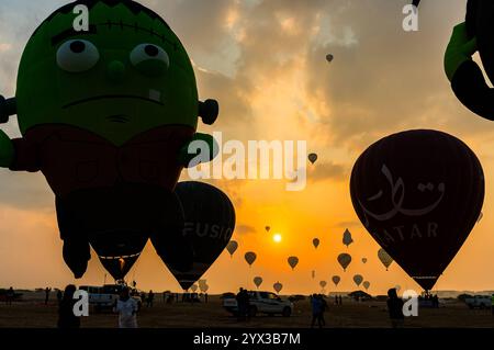 QATAR BALLOON FESTIVAL 2024 People watch as hot air balloons take off at sunrise during the Qatar Balloon Festival 2024 in Doha,Qatar on December 13, 2024. The 5th Edition of Qatar Balloon Festival held here from Dec. 12 to 22, and more than 50 Participants are participating the Festival DOHA Qatar Copyright: xNOUSHADx Stock Photo