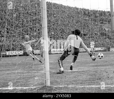 VFL Borussia Mönchengladbach - Hamburger SV 4:3 /09.02.1979/ Goal 1:0 by Hans-Günter Bruns (left) against goalkeeper Rudi Kargus (HSV) [automated translation] Stock Photo