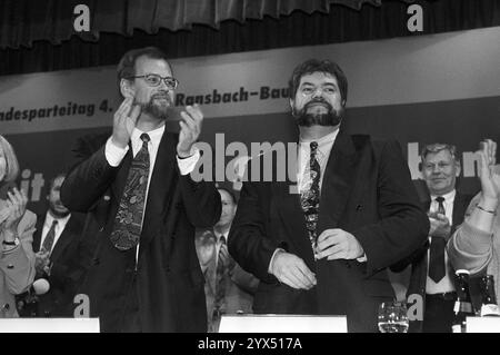 Germany, Ransbach-Baumbach, 04.12.1993 Archive: 44-69-22 SPD state party conference of Rhineland-Palatinate Photo: Kurt Beck, new SPD state chairman and State Premier Rudolf Scharping [automated translation] Stock Photo