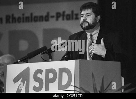 Germany, Ransbach-Baumbach, 04.12.1993 Archive: 44-71-31 SPD state party conference of Rhineland-Palatinate Photo: Kurt Beck, new SPD state chairman [automated translation] Stock Photo