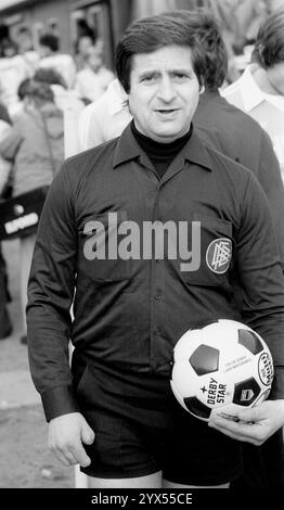 VFL Borussia Mönchengladbach - Hamburger SV 4:3 /09.02.1979/ Referee Heinz Quindeau (Ludwigshafen) with ball [automated translation] Stock Photo