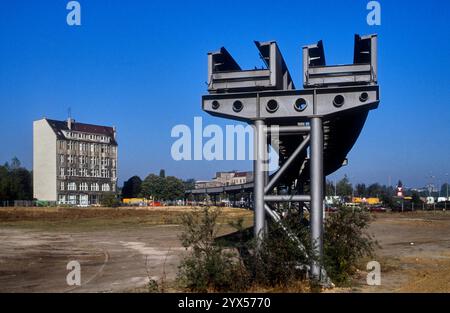 Germany, Berlin, 20.10.1991, dismantling of the magnetic levitation train between Gleisdreieck and Tiergarten, Potsdamer Platz, on the left the Weinhaus Hut, the only house on Potsdamer Platz not destroyed in the Second World War, [automated translation] Stock Photo