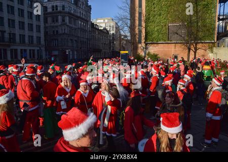 London, UK. 14th December 2024. Revellers gather outside The Black Friar pub in Blackfriars during Santacon. Every year, hundreds of revellers dressed as Santa Claus go on a pub crawl in Central London. Credit: Vuk Valcic/Alamy Live News Stock Photo