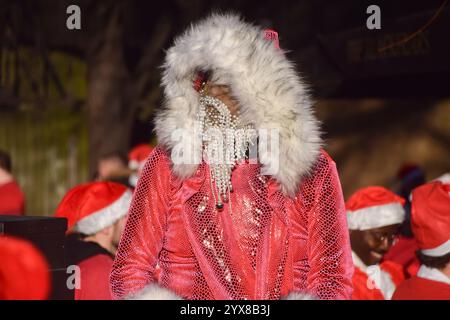 London, England, UK. 14th Dec, 2024. Revellers gather outside The Black Friar pub in Blackfriars during Santacon. Every year, hundreds of revellers dressed as Santa Claus go on a pub crawl in Central London. (Credit Image: © Vuk Valcic/ZUMA Press Wire) EDITORIAL USAGE ONLY! Not for Commercial USAGE! Credit: ZUMA Press, Inc./Alamy Live News Credit: ZUMA Press, Inc./Alamy Live News Stock Photo