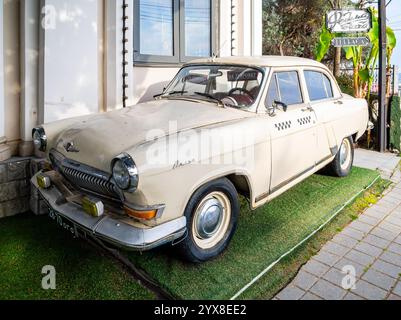 Sochi, Russia - March 24, 2024: Beige Volga GAZ-21 from the film 'The Diamond Arm' at the entrance to the cafe 'Fedina Dacha', Sochi Stock Photo