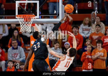 Memphis center Moussa Cisse (32) and forward Dain Dainja (42) go after ...