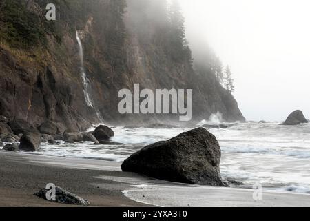 WA26292-00......WASHINGTON - Taylor Point Waterfall on Third Beach, Olympic National Park. Stock Photo