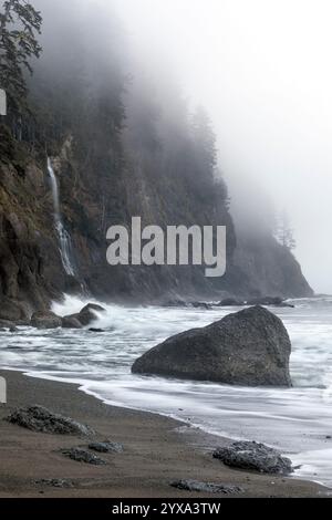 WA26293-00......WASHINGTON - Taylor Point Waterfall on Third Beach, Olympic National Park. Stock Photo