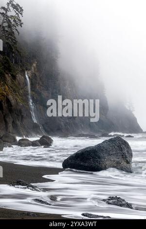 WA26294-00......WASHINGTON - Taylor Point Waterfall on Third Beach, Olympic National Park. Stock Photo