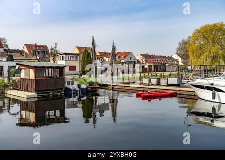 Bootsanleger an der Havelinsel in Werder (Havel), Brandenburg, Deutschland  |  Boat dock at the Havel island in Werder (Havel), Brandenburg, Germany Stock Photo