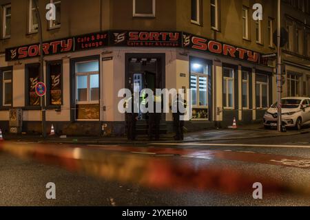 Schon wieder kommt es in Hamburg zu Schüssen auf offener Straße. Nachdem am Samstagabend in Billstedt ein 20-jähriger Mann tödlich durch Schüsse verletzt wurde, ereignete sich am späten Sonntagabend in Wilstorf eine weitere Schießerei. Nach bisherigen Informationen kam es an der Kreuzung Reeseberg Ecke Nöldekestraße zu einer Auseinandersetzung zwischen mehreren Personen. Mutmaßlich eskalierte zunächst ein Streit in einer Bar, der sich im Laufe der Auseinandersetzung auf den Gehweg verlagerte. Dort fielen mehrere Schüsse. Nach Angaben des Lagedienstes der Polizei wurde mindestens eine Person ve Stock Photo