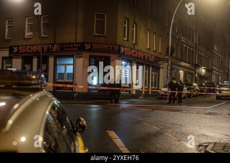 Schon wieder kommt es in Hamburg zu Schüssen auf offener Straße. Nachdem am Samstagabend in Billstedt ein 20-jähriger Mann tödlich durch Schüsse verletzt wurde, ereignete sich am späten Sonntagabend in Wilstorf eine weitere Schießerei. Nach bisherigen Informationen kam es an der Kreuzung Reeseberg Ecke Nöldekestraße zu einer Auseinandersetzung zwischen mehreren Personen. Mutmaßlich eskalierte zunächst ein Streit in einer Bar, der sich im Laufe der Auseinandersetzung auf den Gehweg verlagerte. Dort fielen mehrere Schüsse. Nach Angaben des Lagedienstes der Polizei wurde mindestens eine Person ve Stock Photo