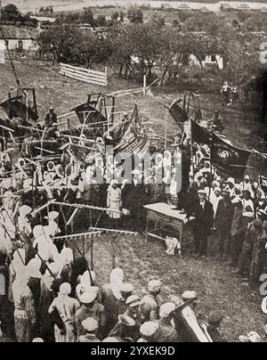 1940's - A Meeting of a Russian farm collective -  The kolkhoz  was a farm collective farm in the Soviet Union that was a  cooperative agricultural enterprise using  state-owned land  and operated by peasant families who belonged to the collective .  They were  paid as salaried employees based on a quality and quantity basis - 1940-е годы - Собрание российского колхоза - Колхоз был колхозом в Советском Союзе, представлявшим собой кооперативное сельскохозяйственное предприятие, использующее государственные земли. Stock Photo