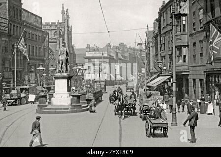 Looking north up Market Place, Kingston upon Hull, East Yorkshire, England, UK c. 1900. Hoses and carts are the main means of transporting goods. The union flags are fling. Prominent is the statue of William III on horseback. Known affectionately as ‘King Billy’, the impressive gilded statue stands adjacent to the Art Nouveau former public toilets. The statue, erected in 1734, commemorates Hull as the first major city in Britain to swear their allegiance to the new king when he deposed James II in 1685. Stock Photo