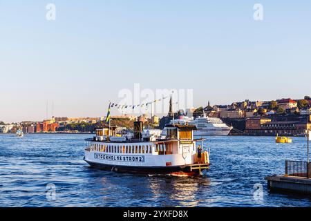 A small local Fjaderholmlinjen passenger ferry 'Stockholms Strom 2' on Stockholm Strom seen from Gamla Stan, old town of Stockholm, capital of Sweden Stock Photo