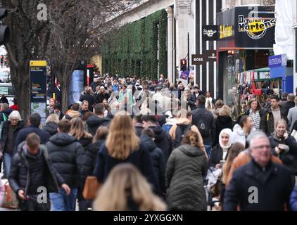 London, UK. 14th Dec, 2024. Oxford Street is packed with shoppers as they get last minute gifts and bargains with just over a week until Christmas. Oxford street Christmas shopping, London, on 14th December, 2024. Credit: Paul Marriott/Alamy Live News Stock Photo