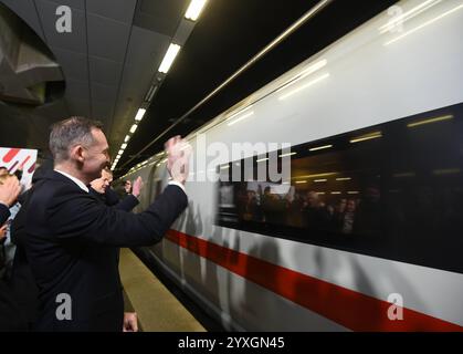 Bundesverkehrsminister Volker Wissing und der Berliner Regierende Bürgermeiste Kai Wegner hinter Wissing verabschieden vom Gleis 8 des Berliner Hauptbahnhofes den ersten direkt nach Paris fahrenden ICE. Volker Wissing und Kai Wegner verabschieden ICE nach Paris *** Federal Transport Minister Volker Wissing and Berlins Governing Mayor Kai Wegner behind Wissing bid farewell to the first direct ICE to Paris from platform 8 at Berlin Central Station Volker Wissing and Kai Wegner bid farewell to the ICE to Paris Stock Photo