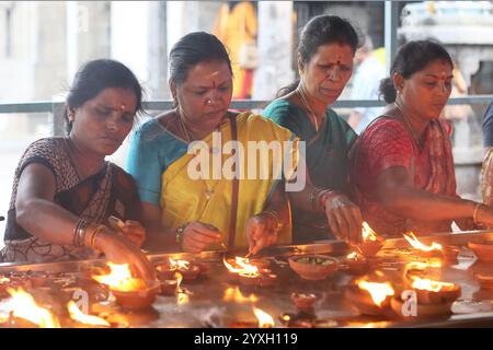 Devotees lighting butter lamps at the Kapaleeshwarar Temple in Chennai, Tamil Nadu, India Stock Photo