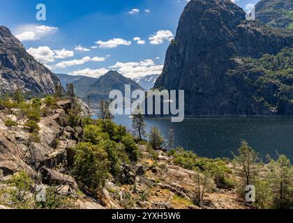 Wapama Falls Trail in the Hetch Hetchy Valley in Yosemite NP offers stunning views of the Reservoir, Hetch Hetch Dome, and Kolana Rock. Stock Photo