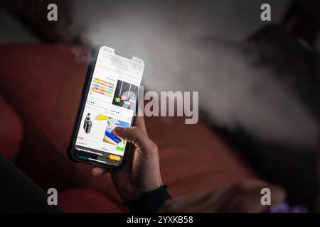 ILLUSTRATIVE. Teenager orders vapes via Temu. ANP / Hollandse Hoogte /  Dylan Nieuwland netherlands out - belgium out Stock Photo