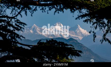 Snow-clad himalayan peaks of Panwali Dwar, Nanda Khat, Nanda Devi and Nanda Devi East seen from Chaukori in Uttarakhand Stock Photo