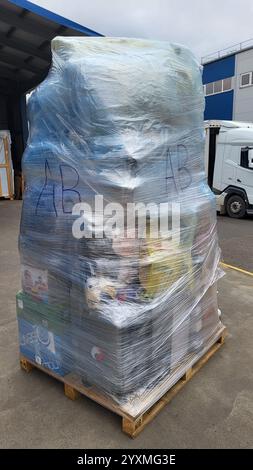 Items and boxes packed in stretch wrapping film ready for long-distance transportation stand on a pallet in a transport company Stock Photo