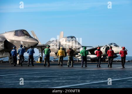 Italian Navy personnel during the F-35B flight operations on the ...