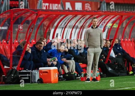 Enschede, Netherlands. 17th Dec, 2024. ENSCHEDE, Stadium De Grolsch Veste, 17-12-2024, season 2024/2025, UEFA Champions League Women. during the match Twente - Celtic (women), FC Twente trainer coach Joran Pot Credit: Pro Shots/Alamy Live News Stock Photo