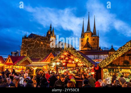 Weihnachtsmarkt vor dem Erfurter Dom und der Severikirche am Domplatz in der Altstadt von Erfurt in der Abenddämmerung, Thüringen, Deutschland  | Chri Stock Photo