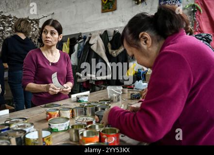 Non Exclusive: ZAPORIZHZHIA, UKRAINE - DECEMBER 17, 2024 - Women make trench candles for the Armed Forces of Ukraine at the Palianytsia volunteer cent Stock Photo