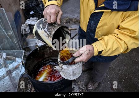 Non Exclusive: ZAPORIZHZHIA, UKRAINE - DECEMBER 17, 2024 - The making of trench candles for the Armed Forces of Ukraine at the Palianytsia volunteer c Stock Photo