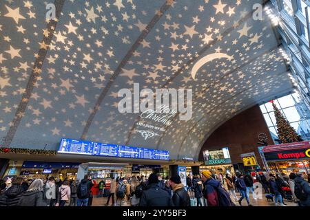 the entrance hall at the main station, Christmas illuminated ceiling, Germany. Eingangshalle im Hauptbahnhof Koeln, weihnachtlich beleuchtete Decke, D Stock Photo