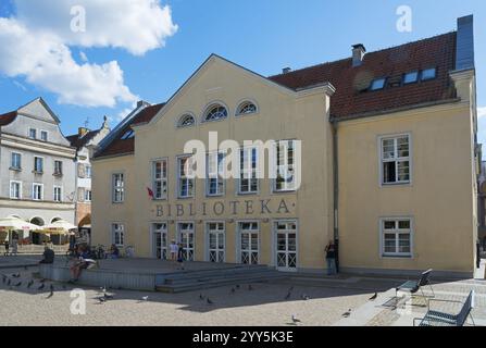 Modern library with bright facades on a sunlit square with pedestrians, Library, Old Town, Olsztyn, Alleinstein, Warmia-Masuria, Poland, Europe Stock Photo