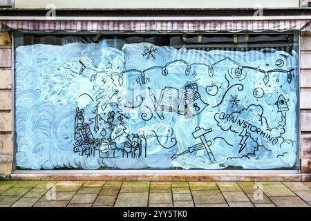 Graffiti and messages on shop window temporarily closed for redecorating - Loches, Indre-et-Loire (37), France. Stock Photo