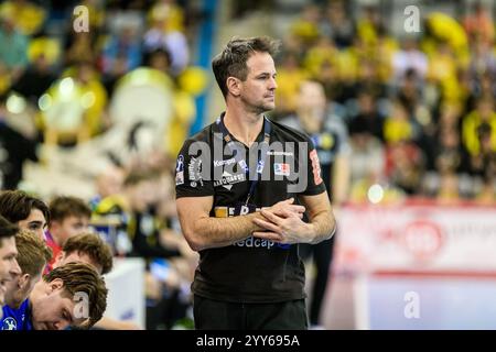 Pulpble Matthias Flohr, (HBW Balingen Weilstetten, Coach) thanks the fans, the ...