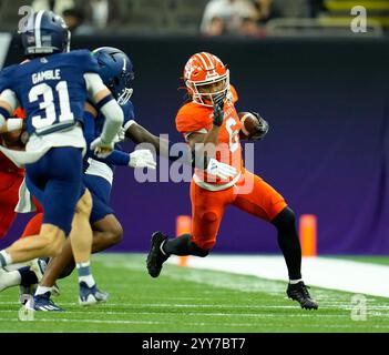 New Orleans, Louisiana, USA. 19th Dec, 2024. Sam Houston State wide receiver Noah Smith (6) carries the ball during the first half of the New Orleans Bowl college football game between the Sam Houston State Bearkats and the Georgia Southern Eagles on December 19, 2024 in New Orleans, Louisiana. (Credit Image: © Scott Coleman/ZUMA Press Wire) EDITORIAL USAGE ONLY! Not for Commercial USAGE! Stock Photo