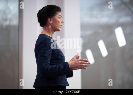 Sahra Wagenknecht BSW DEU, Deutschland, Germany, Berlin, 18.12.2024 Sahra Wagenknecht , Partei Buendnis Bündnis BSW Sahra Wagenknecht bei der Vorstellung der Kampagne zur Bundestagswahl 2025 in Berlin Deutschland . Nach dem Scheitern der Regierungskoalition im November und dem Misstrauensvotum werden in Deutschland am 23. Februar 2025 vorgezogene Wahlen abgehalten en: Sahra Wagenknecht , Party Alliance Alliance BSW Sahra Wagenknecht at the presentation of the campaign for the 2025 federal election in Berlin Germany . After the failure of the governing coalition in November and the vote of no c Stock Photo