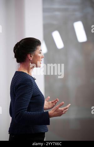 Sahra Wagenknecht BSW DEU, Deutschland, Germany, Berlin, 18.12.2024 Sahra Wagenknecht , Partei Buendnis Bündnis BSW Sahra Wagenknecht bei der Vorstellung der Kampagne zur Bundestagswahl 2025 in Berlin Deutschland . Nach dem Scheitern der Regierungskoalition im November und dem Misstrauensvotum werden in Deutschland am 23. Februar 2025 vorgezogene Wahlen abgehalten en: Sahra Wagenknecht , Party Alliance Alliance BSW Sahra Wagenknecht at the presentation of the campaign for the 2025 federal election in Berlin Germany . After the failure of the governing coalition in November and the vote of no c Stock Photo