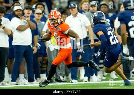 New Orleans, Louisiana. 19th Dec, 2024. Sam Houston State wide receiver Noah Smith (6) carries the ball during the first half of the New Orleans Bowl college football game between the Sam Houston State Bearkats and the Georgia Southern Eagles on December 19, 2024 in New Orleans, Louisiana. Credit: dpa/Alamy Live News Stock Photo