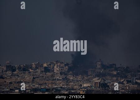 December 18, 2024, View To North Gaza, Tel Aviv, Israel: Smoke rises after israeli bombings on north Gaza (Credit Image: © Gaby Schuetze/ZUMA Press Wire) EDITORIAL USAGE ONLY! Not for Commercial USAGE! Stock Photo