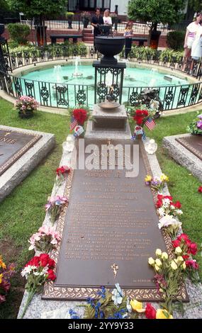 Memphis, Tennessee, USA, cca. 1994. The grave of Elvis Presley on the grounds of Graceland. Stock Photo