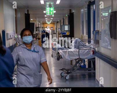 File photo dated 18/01/23 of a general view of staff on a NHS hospital ward at Ealing Hospital in London. The cost of the maintenance backlog in Scotland's NHS has risen to more than £1.3 billion, figures show. Issue date: Saturday December 21, 2024. Stock Photo