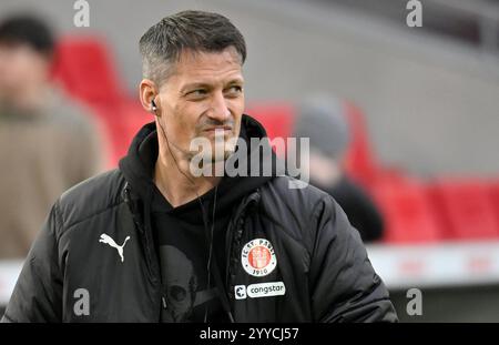 Stuttgart, Deutschland. 21st Dec, 2024. vor Spielbeginn: Trainer Coach Alexander Blessin FC St. Pauli Portrait VfB Stuttgart vs FC St Pauli 21.12.2024 DFL REGULATIONS PROHIBIT ANY USE OF PHOTOGRAPHS AS IMAGE SEQUENCES AND/OR QUASI-VIDEO/dpa/Alamy Live News Stock Photo