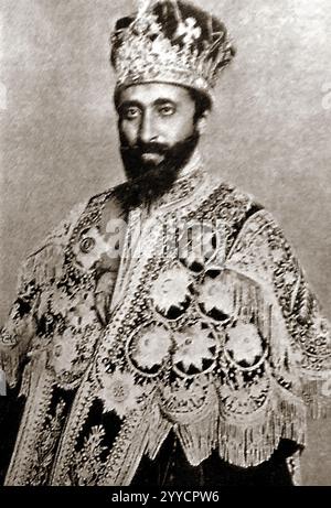 A 1940's portrait of Emperor Haile Selassie  (  ቀዳማዊ ኀይለ ሥላሴ ) Qädamawi Ḫäylä Śəllase, meaning 'Power of the Trinity' who was born Tafari Makonnen or Lij Tafari (1892 – 1975) He served as  Emperor of Ethiopia from 1930 to 1974. -የ1940ዎቹ የዐፄ ኃይለ ሥላሴ ሥዕል - Sawir 1940-kii Imbaraadoor Haile Selassie Qädamawi Ḫäylä Śellase, oo macneheedu yahay 'Awoodda Saddex-midnimada' oo dhashay Tafari Makonnen ama Lij Tafari (1892 - 1975) Wuxuu u shaqeeyay Imbardoorka Itoobiya 1930 ilaa 1974. - Sawirka Haile Selassie Stock Photo