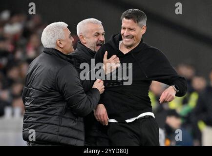 Stuttgart, Deutschland. 21st Dec, 2024. nach Spielende: Schlussjubel, Freude, Glueck, Jubel Trainer Coach Alexander Blessin FC St. Pauli VfB Stuttgart vs FC St Pauli 21.12.2024 DFL REGULATIONS PROHIBIT ANY USE OF PHOTOGRAPHS AS IMAGE SEQUENCES AND/OR QUASI-VIDEO/dpa/Alamy Live News Stock Photo